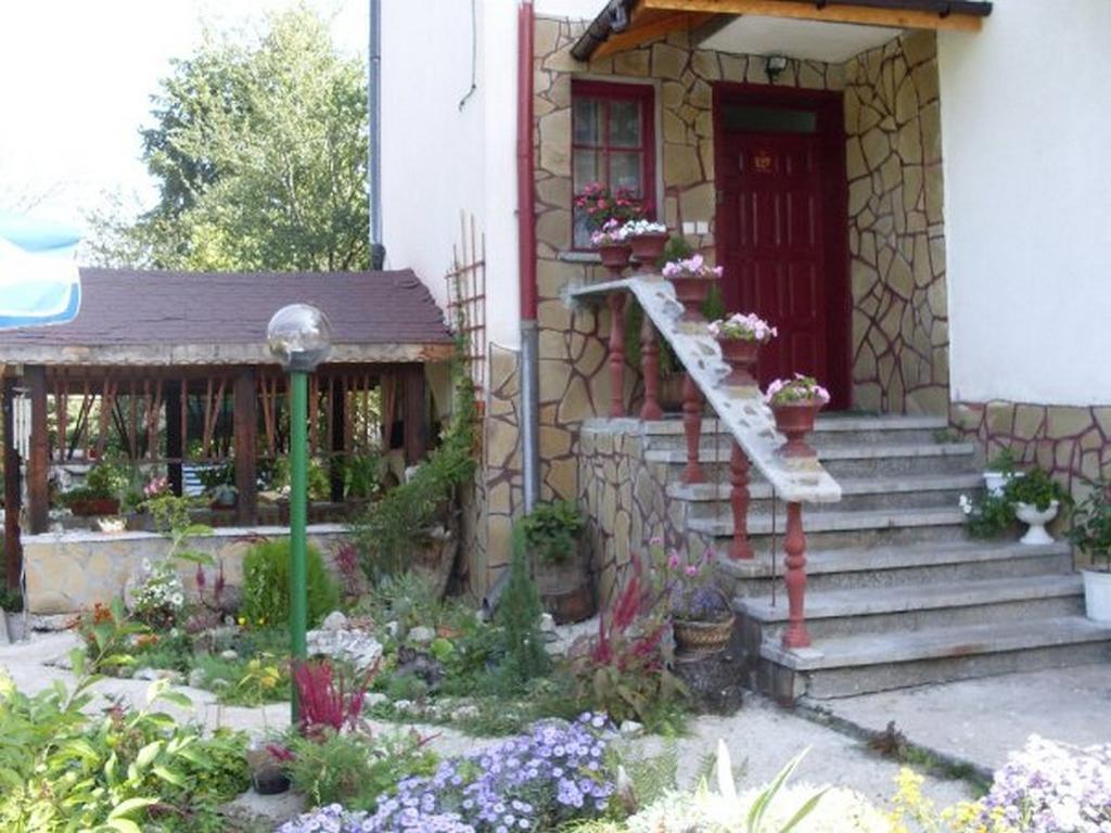 Veselata Guest House Dolna Banya Esterno foto